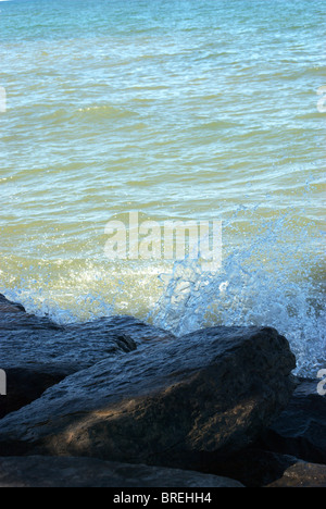 Lake Ontario Wellen brechen über die Felsen. Stockfoto