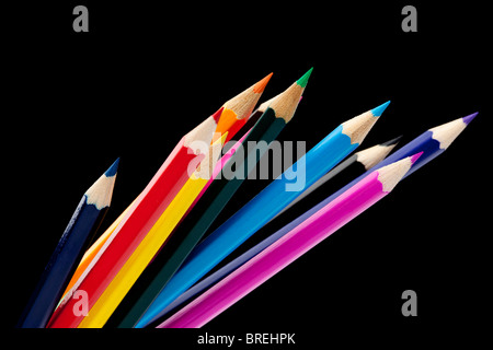 verschiedenen Farbstiften auf schwarzem Hintergrund Stockfoto