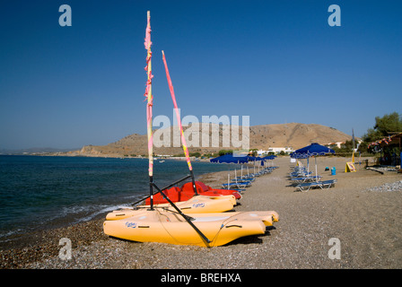 Boote am Strand Lardos Lindos Rhodos Dodekanes Inseln Griechenland Stockfoto