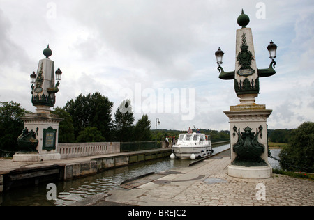 Boot am Canal Lateral a la Loire Seitenkanal des Loire-Flusses, Briare, Frankreich, Europa Stockfoto