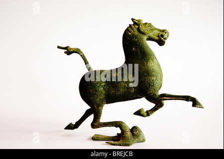 Nachbau des Bronze galoppierenden Pferd treten auf eine fliegende schlucken, Han-Dynastie Bronze, die im Leitai Grab ausgegraben wurde. Stockfoto