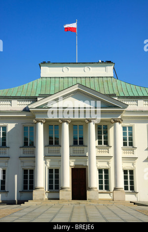 Belweder Palast ehemaligen polnischen Präsidenten Haus mit polnischen Fahnenschwingen auf dem Dach. Stockfoto