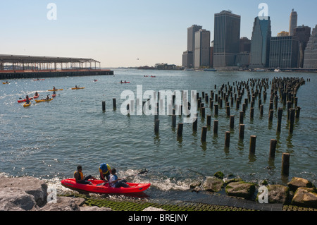 Brooklyn, NY - 28. August 2010 - Kajakfahrer an Land kommen im Brooklyn Bridge Park Stockfoto