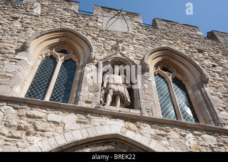 Southampton mittelalterlichen Bargate ist die Statue von König George 3. in römischen Uniform. Ursprünglich in Zeiten der Normannen gebaut Stockfoto