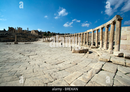 Das ovale Forum auf die römischen Ruinen von Jerash, Jordanien, Naher Osten. Stockfoto