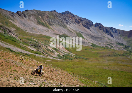 Offroad-Motorrad-Fahrer, Pearl Pass, Crested Butte, Colorado, USA Stockfoto