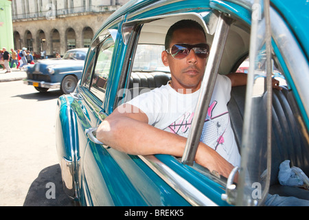 HABANA VIEJA: MANN IN KLASSISCHEN AMERCIAN AUTO Stockfoto