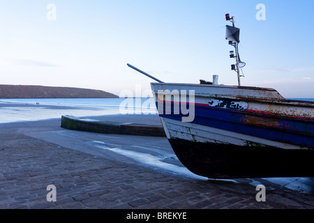 Traditionelle Fischerboote am Strand von Filey in North Yorkshire England UK zum Fischfang in der Nordsee Stockfoto