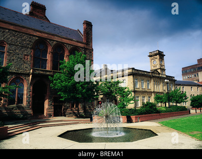 Rückseite des Guildhall, Derry City, Irland, Börsengebäude auf der rechten Seite Stockfoto