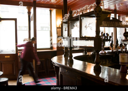 Das Lamm ein traditionelles Pub im Zentrum von London laufen von Youngs Großbritanniens bekannte real Ale brewer Stockfoto