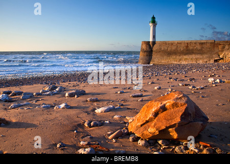 Leuchtturm und Strand von Saint-Valery-En-Caux, Haute-Normandie, Frankreich Stockfoto