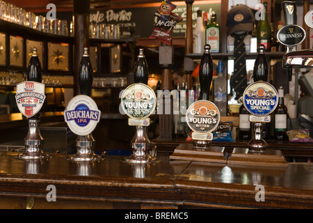 Das Lamm ein traditionelles Pub im Zentrum von London laufen von Youngs Großbritanniens bekannte real Ale brewer Stockfoto