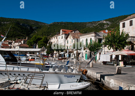 Hafen, Komiza, Insel Vis, Dalmatien, Kroatien Stockfoto