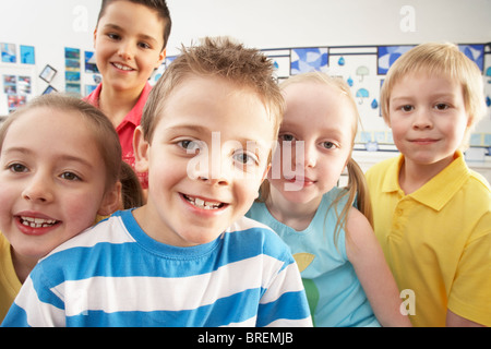 Gruppe der Grundschulkinder im Klassenzimmer Stockfoto