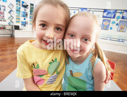 Zwei weibliche Grundschulkinder im Klassenzimmer Stockfoto