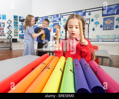 Gruppe der Grundschulkinder mit Unterricht im Klassenzimmer Stockfoto