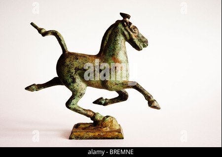 Nachbau des Bronze galoppierenden Pferd treten auf eine fliegende schlucken, Han-Dynastie Bronze, die im Leitai Grab ausgegraben wurde. Stockfoto