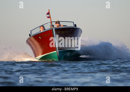 Ein antikes Gar Holz Holzboot in hoher Geschwindigkeit drehen. Stockfoto