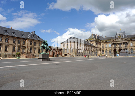 Burg von Luneville und General Antoine Lasalle Statue, in der Nähe von Nancy, Meurthe-et-Moselle, Lothringen, Frankreich Stockfoto