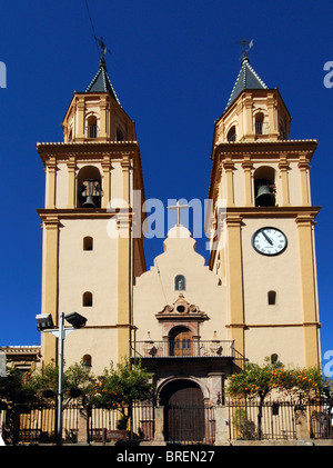 Kirche, weiß getünchten Dorf (Pueblo Blanco), Orgiva, Las Alpujarras, Provinz Granada, Andalusien, Spanien, Westeuropa. Stockfoto