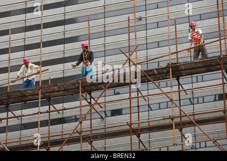 Arbeiter bauen Gerüste in der Pudong Bezirk von Shanghai, China. Stockfoto