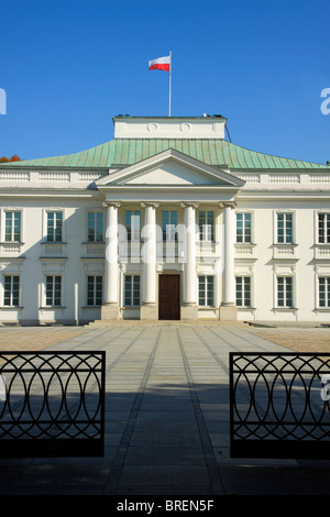 Belweder Palast ehemaligen polnischen Präsidenten Haus mit polnischen Fahnenschwingen auf dem Dach. Stockfoto