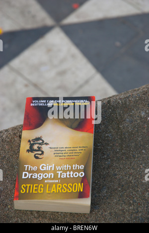 Das Mädchen mit dem Dragon Tattoo-Roman von Stieg Larsson Sergels Torg Mittelschweden Stockholm Stockfoto