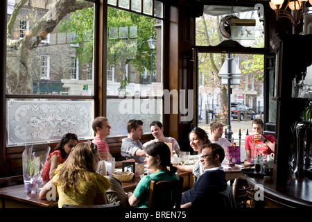 Die Krone  a beliebte Pub für Bier und Essen in Islington London zieht sowohl für ältere Kunden als auch für ein junges Publikum. Stockfoto