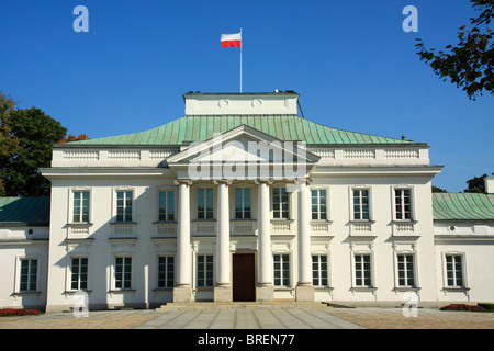 Belweder Palast ehemaligen polnischen Präsidenten Haus mit polnischen Fahnenschwingen auf dem Dach. Stockfoto