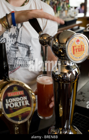 Die Krone ein beliebtes Pub für Bier und Essen in Islington, London. Viele Frauen bevorzugen Früchte aromatisiert weiße Biere trinken Stockfoto