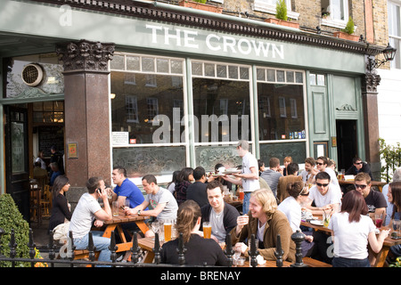 Die Krone ein beliebtes Pub für Bier und Essen in Islington-London Stockfoto