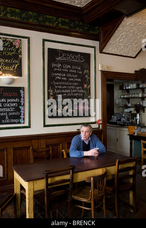 Die Krone ein beliebtes Pub für Bier und Essen in Islington-London Stockfoto