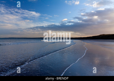 Wolken und Sonnenuntergang spiegelt sich am sandigen Strand von Filey in North Yorkshire England UK Stockfoto