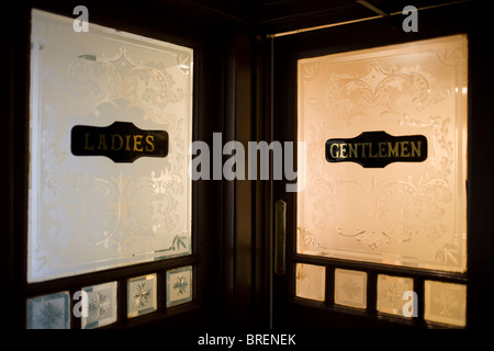 Die Krone  a beliebte Pub für Bier und Essen in Islington London.Traditional geätzt Pub Fensterscheiben Stockfoto