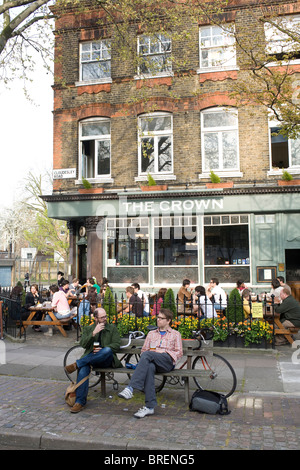 Die Krone  a beliebte Pub für Bier und Essen in Islington-London Stockfoto