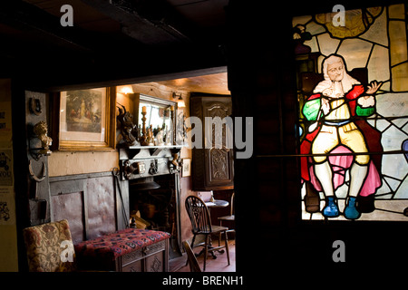 Die Royal Standard Pub in der Nähe von London. Die Kneipe hat eine traditionelle siebzehnten Jahrhundert Thema. Stockfoto