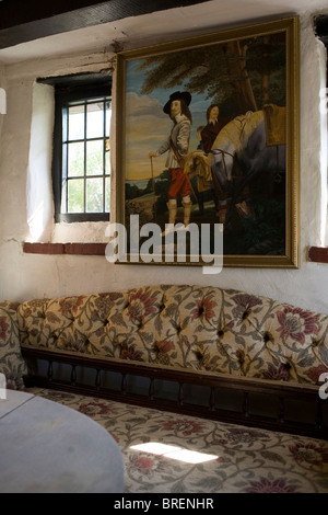 Die Royal Standard Pub in der Nähe von London. Die Kneipe hat eine traditionelle siebzehnten Jahrhundert Thema. Stockfoto