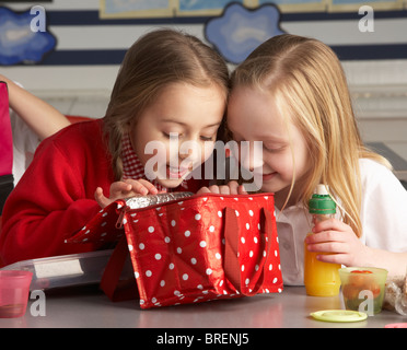 Grundschüler genießen Lunchpaket im Klassenzimmer Stockfoto