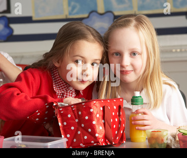 Grundschüler genießen Lunchpaket im Klassenzimmer Stockfoto