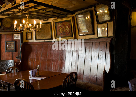 Die Royal Standard Pub in der Nähe von London. Die Kneipe hat eine traditionelle siebzehnten Jahrhundert Thema. Stockfoto