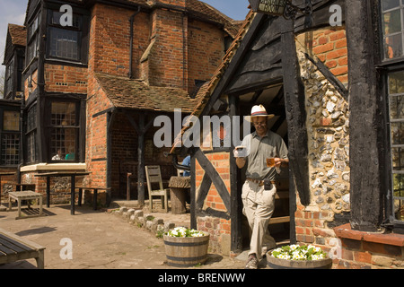 Die Royal Standard Pub in der Nähe von London. Die Kneipe hat eine traditionelle siebzehnten Jahrhundert Thema. Stockfoto