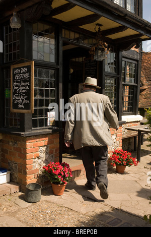 Die Royal Standard Pub in der Nähe von London. Die Kneipe hat eine traditionelle siebzehnten Jahrhundert Thema. Stockfoto