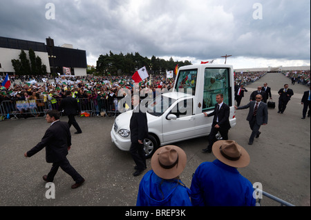 Papst Benedict XVI winkt Pilger aus seinem gepanzerten Fahrzeug am Schrein unserer lieben Frau von Fatima bei seinem Besuch in Portugal Stockfoto