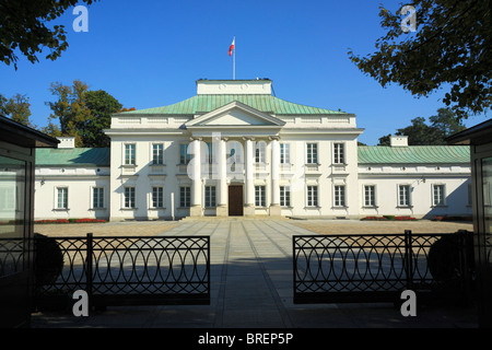 Belweder Palast ehemaligen polnischen Präsidenten Haus mit polnischen Fahnenschwingen auf dem Dach. Stockfoto