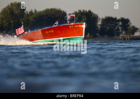 Einer antiken, hölzernen Gar Holz Boot mit hoher Geschwindigkeit. Stockfoto