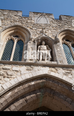 Southampton Bargate ist die Statue von König George 3. in römischen Uniform. Ursprünglich in Zeiten der Normannen England Stockfoto