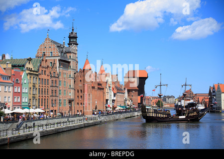 historische Altstadt und Schiff am Fluss Mottlau infront von Cranegate Gdansk, Polen, Europa Stockfoto