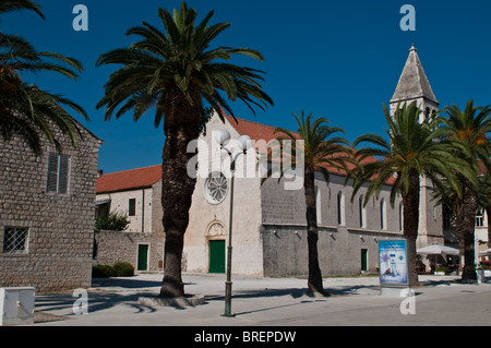 Kirche an der wichtigsten Strandpromenade, Trogir, Dalmatien, Kroatien Stockfoto