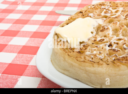 Traditionelle englische Hot Buttered Fladen mit Butter schmelzen. Stockfoto