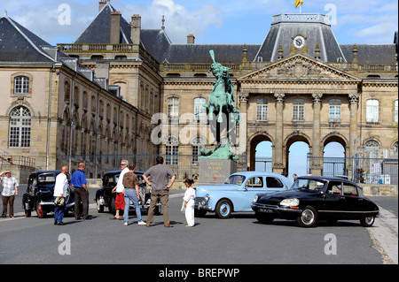 Altes Auto Peugeot, Citroen an Schloss Luneville und General Antoine Lasalle Statue, in der Nähe von Nancy, Meurthe-et-Moselle, Lothringen, Fr Stockfoto